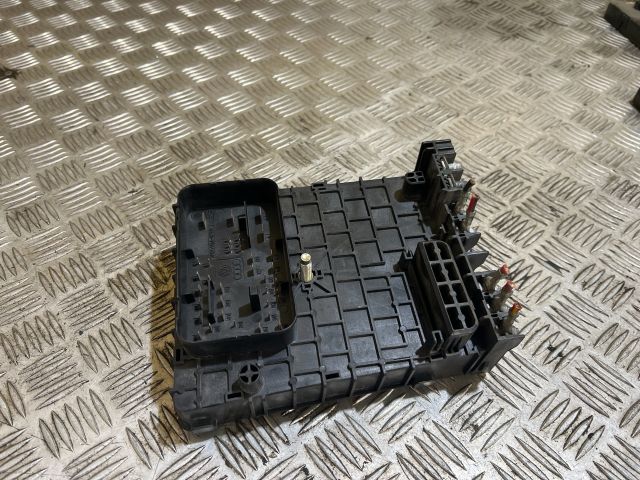 bontott VW PASSAT B6 Biztosítéktábla Motortér