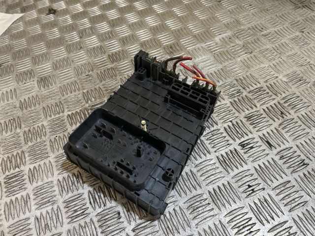 bontott VW PASSAT B6 Biztosítéktábla Motortér