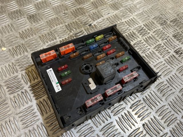 bontott VW PASSAT B6 Biztosítéktábla Motortér