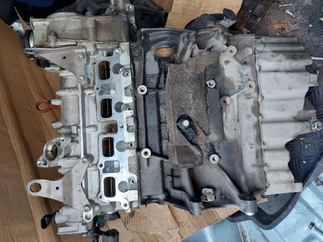 bontott VW PASSAT B6 Motor (Fűzött blokk hengerfejjel)