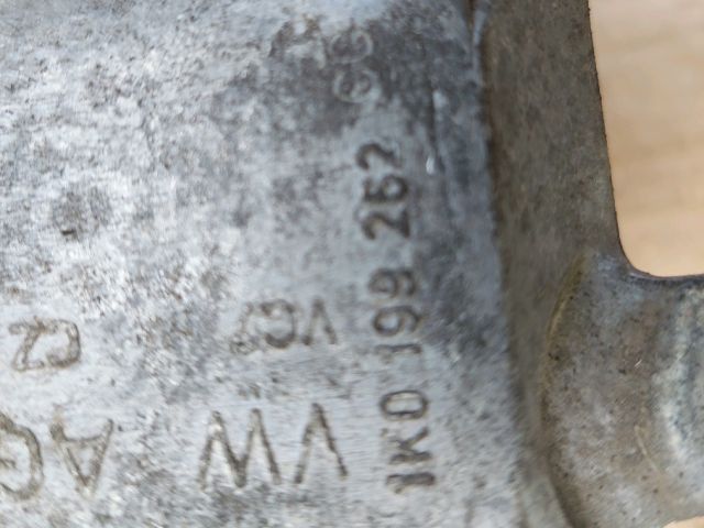 bontott VW PASSAT B6 Motor Tartó Bak Jobb