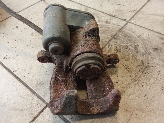 bontott VW PASSAT B6 Bal hátsó Féknyereg Munkahengerrel