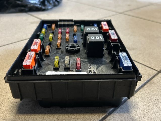 bontott VW PASSAT B6 Biztosítéktábla Motortér