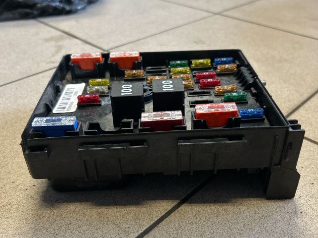 bontott VW PASSAT B6 Biztosítéktábla Motortér