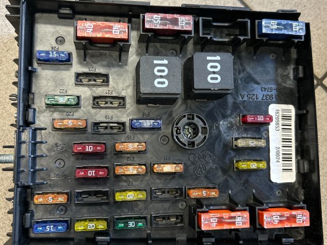 bontott VW PASSAT B6 Biztosítéktábla Motortér