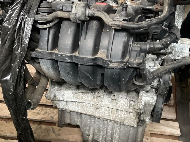 bontott VW PASSAT B6 Motor (Fűzött blokk hengerfejjel)