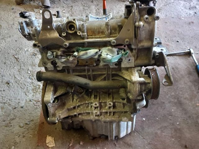 bontott VW PASSAT B6 Motor (Fűzött blokk hengerfejjel)