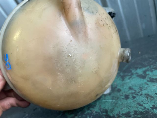 bontott VW PASSAT B6 Kiegyenlítő Tartály