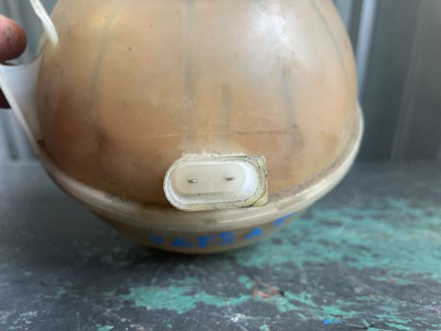 bontott VW PASSAT B6 Kiegyenlítő Tartály