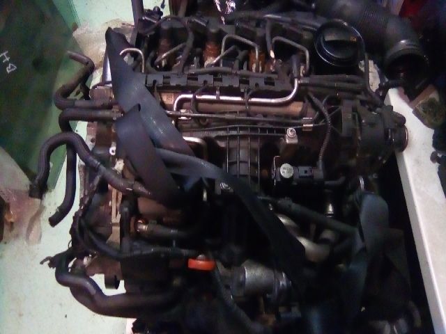 bontott VW PASSAT B6 Motor (Fűzött blokk hengerfejjel)