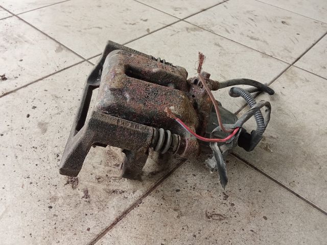 bontott VW PASSAT B6 Bal hátsó Féknyereg Munkahengerrel