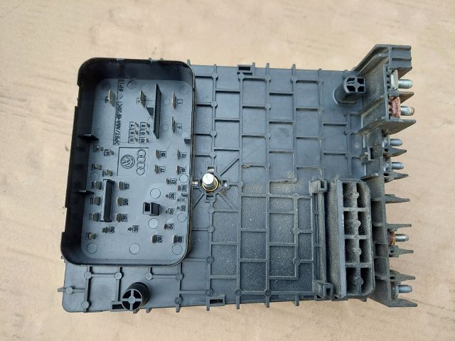 bontott VW PASSAT B6 Biztosítéktábla Motortér