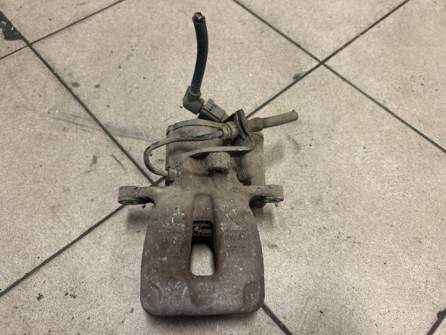 bontott VW PASSAT B6 Bal hátsó Féknyereg Munkahengerrel