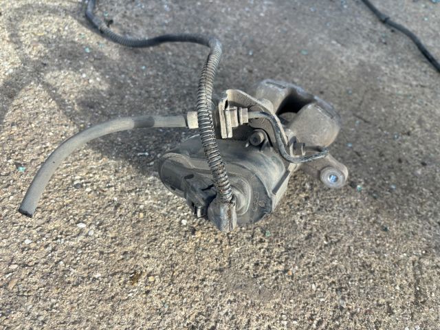 bontott VW PASSAT B6 Bal hátsó Féknyereg Munkahengerrel