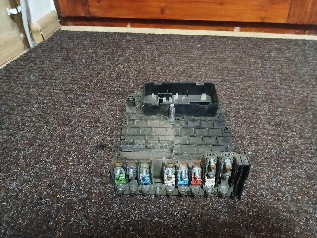 bontott VW PASSAT B6 Biztosítéktábla Motortér