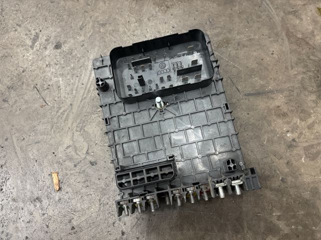 bontott VW PASSAT B6 Biztosítéktábla Motortér