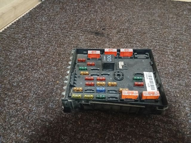 bontott VW PASSAT B6 Biztosítéktábla Motortér