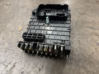 bontott VW PASSAT B6 Biztosítéktábla Motortér