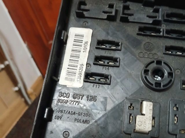 bontott VW PASSAT B6 Biztosítéktábla Motortér