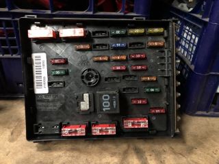 bontott VW PASSAT B6 Biztosítéktábla Motortér