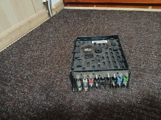 bontott VW PASSAT B6 Biztosítéktábla Motortér