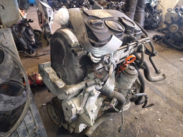 bontott VW PASSAT B6 Motor (Fűzött blokk hengerfejjel)