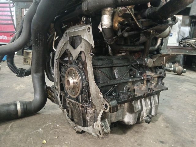 bontott VW PASSAT B6 Motor (Fűzött blokk hengerfejjel)