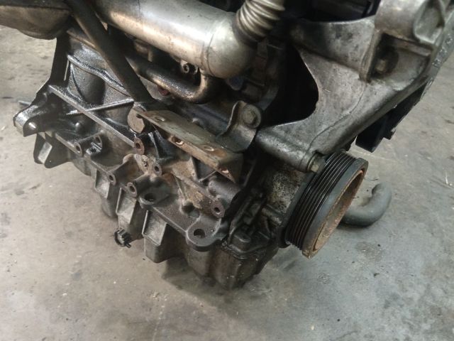 bontott VW PASSAT B6 Motor (Fűzött blokk hengerfejjel)