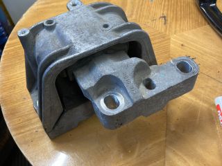 bontott VW PASSAT B6 Motor Tartó Bak (Pozíciófüggetlen)