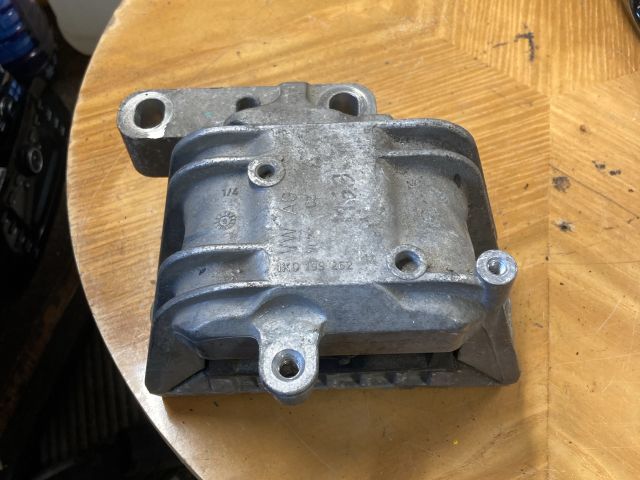 bontott VW PASSAT B6 Motor Tartó Bak (Pozíciófüggetlen)