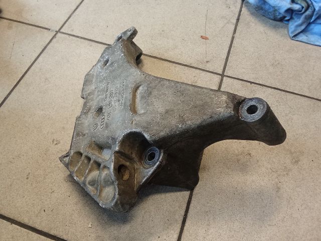 bontott VW PASSAT B6 Motor Tartó Bak (Pozíciófüggetlen)