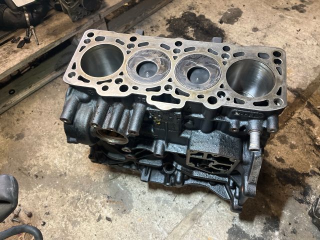 bontott VW PASSAT B6 Motorblokk (Fűzött)