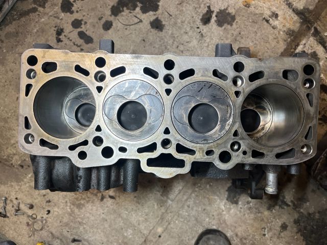 bontott VW PASSAT B6 Motorblokk (Fűzött)