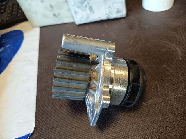 bontott VW PASSAT B6 Vízpumpa