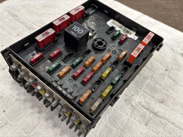 bontott VW PASSAT B6 Biztosítéktábla Motortér