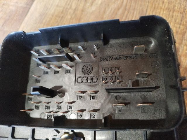 bontott VW PASSAT B6 Biztosítéktábla Motortér