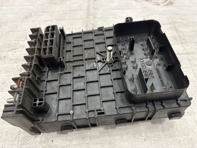 bontott VW PASSAT B6 Biztosítéktábla Motortér