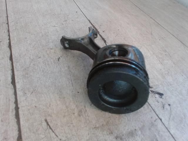 bontott VW PASSAT B6 Dugattyú