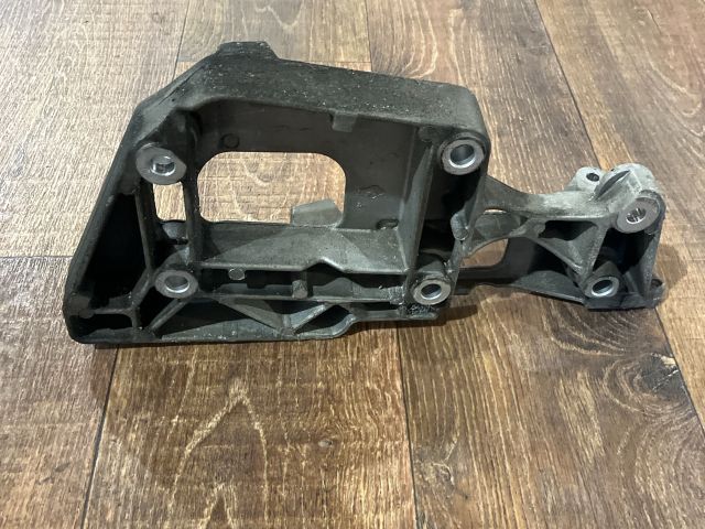 bontott VW PASSAT B6 Generátor Tartó Bak