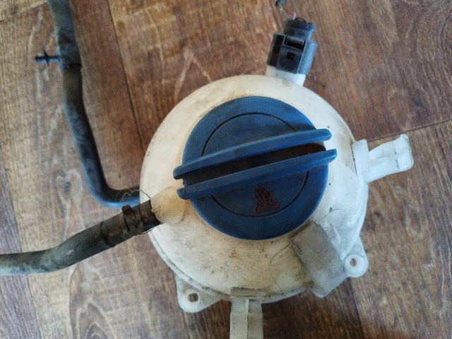 bontott VW PASSAT B6 Kiegyenlítő Tartály