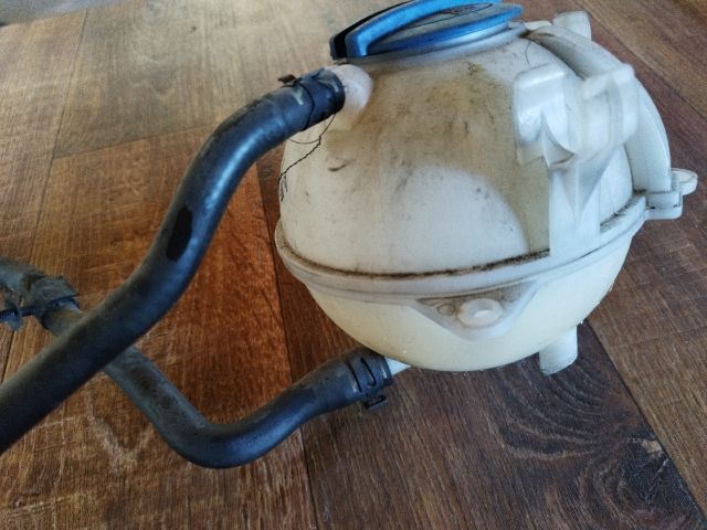 bontott VW PASSAT B6 Kiegyenlítő Tartály