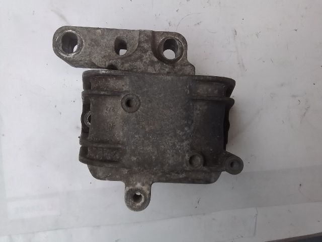 bontott VW PASSAT B6 Motor Tartó Bak Jobb