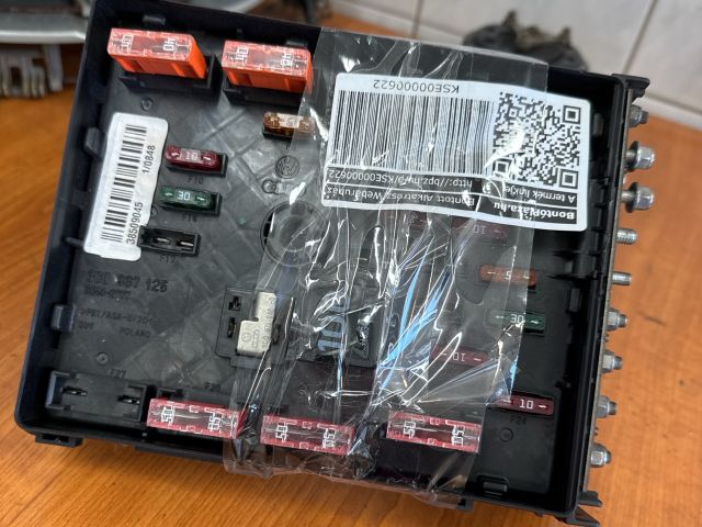 bontott VW PASSAT B6 Biztosítéktábla Motortér