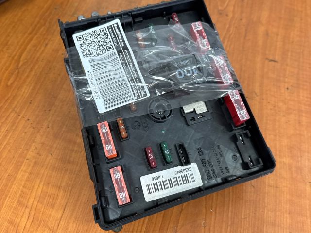 bontott VW PASSAT B6 Biztosítéktábla Motortér