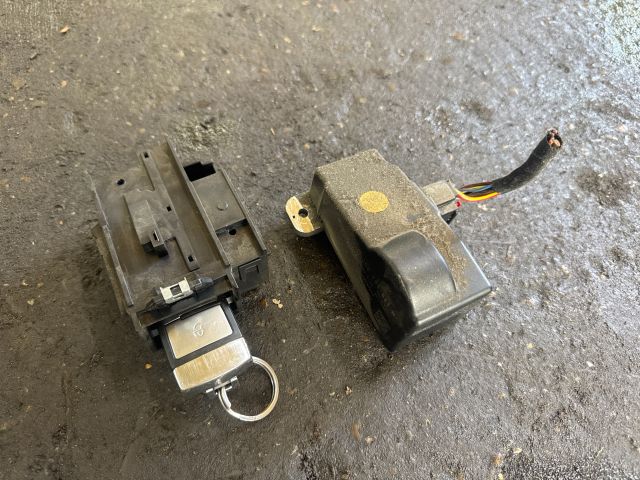 bontott VW PASSAT B6 Gyújtáskapcsoló Házzal