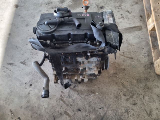 bontott VW PASSAT B6 Motor (Fűzött blokk hengerfejjel)