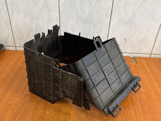 bontott VW PASSAT B6 Akkumulátor Fedél