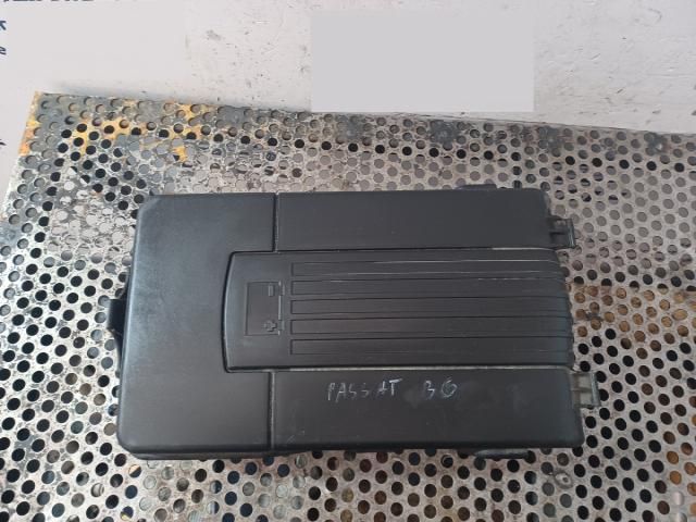 bontott VW PASSAT B6 Akkumulátor Fedél