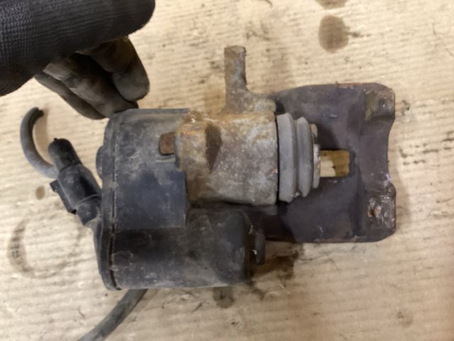 bontott VW PASSAT B6 Bal hátsó Féknyereg Munkahengerrel