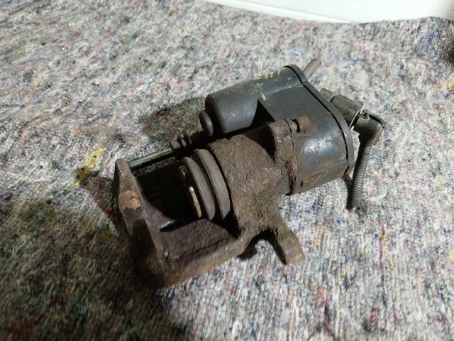 bontott VW PASSAT B6 Bal hátsó Féknyereg Munkahengerrel